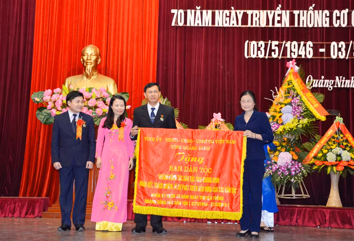 Đồng chí Đỗ Thị Hoàng, Phó Bí thư Thường trực Tỉnh ủy, Trưởng Đoàn ĐBQH tỉnh trao tặng bức trướng của Tỉnh ủy, UBND, Ủy ban MTTQ tỉnh cho Ban Dân tộc tỉnh nhân dịp kỷ niệm 70 năm ngày truyền thống của ngành