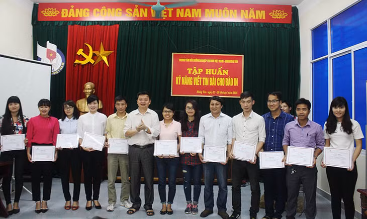 trao bằng cho các học viên