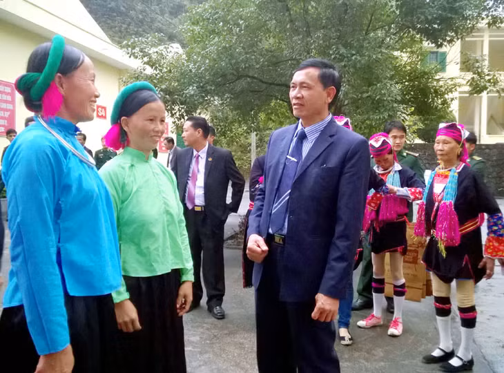 Ông Lãnh Thế Vinh, Trưởng Ban Dân tộc tỉnh trò chuyện với bà con dân tộc xã Hải Sơn (TP Móng Cái). Ảnh: Trịnh Vân Anh (Ban Dân tộc tỉnh)