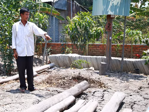 Ông Bỉ và khu đất trước đó dựng chòi lá. Ảnh: Quốc Thắng.