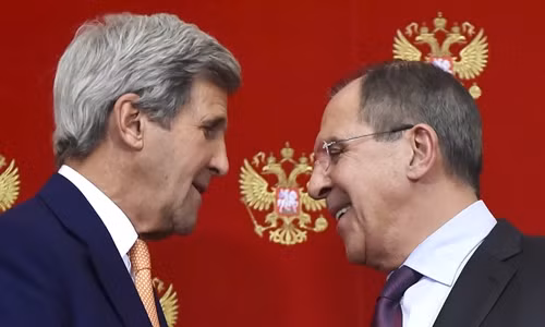 Ngoại trưởng Mỹ John Kerry (trái) và người đồng nhiệm Nga Sergei Lavrov gặp nhau hồi tháng ba. Ảnh: Reuters