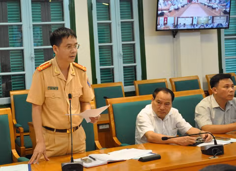 Đại tá Phạm Hồng Sơn, Trưởng phòng CSGT đường bộ, đường sắt Công an tỉnh phát biểu tại hội nghị 