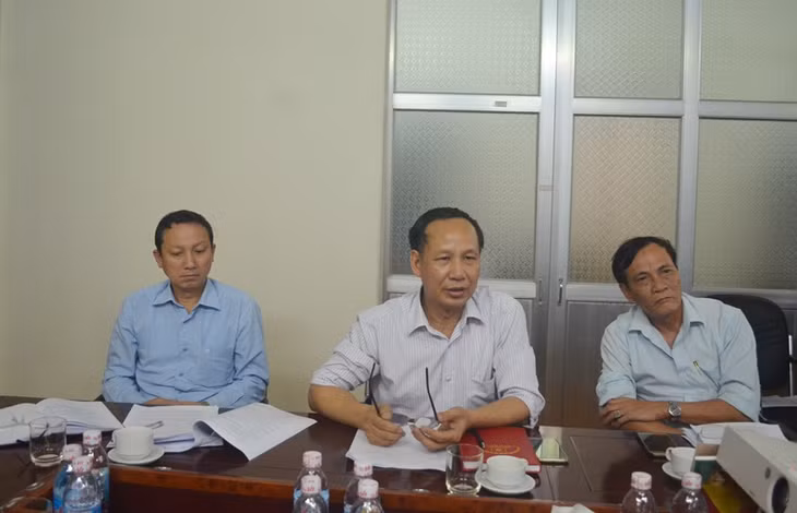Đồng chí Nguyễn Văn Trường, Phó Tổng Biên tập Báo Quảng Ninh (ngồi giữa) tham gia ý kiến tại cuộc họp.