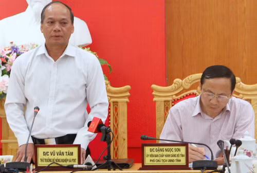 Ông Vũ Văn Tám, Thứ trưởng Bộ Nông nghiệp và ông Đặng Ngọc Sơn, Phó chủ tịch Hà Tĩnh. Ảnh: Đức Hùng.
