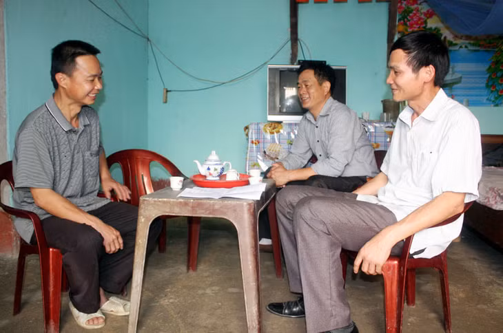 Cán bộ xã Vô Ngại định hướng phấn đấu, phát triển đảng cho anh Hoàng Văn Nhàn, Phó trưởng thôn Tùng Cầu.