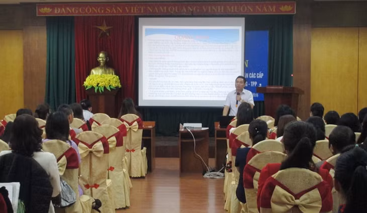 Cán bộ Phòng Phổ biến giáo dục pháp luật của Sở Tư pháp trình bày tại hội nghị
