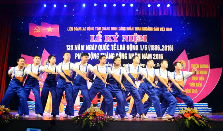 Tiết mục văn nghệ chào mừng Tháng Công nhân 2016 tại lễ phát động.
