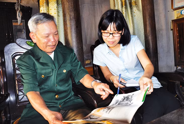 Ông Trương Quốc Dân kể cho tác giả nghe về kỉ niệm khi tham gia chiến dịch Hồ Chí Minh.