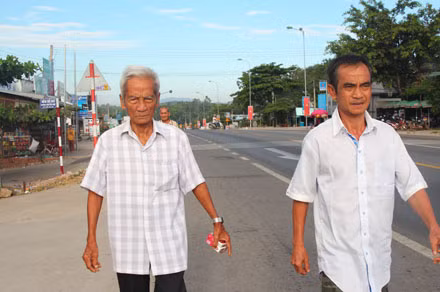 Huỳnh Văn Nén và bố đẻ ngày được TAND tỉnh Bình Thuận minh oan.