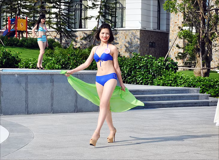Thí sinh Vũ Đặng Thị Thanh Huyền- SBD 46, sinh năm 1996 dến từ thành phố Hạ Long, sinh viên lớp CM13 khoa sư phạm mầm non, Đại học Hạ Long, chiều cao 1m65, nặng 52kg, số đo ba vòng 81-65-88.