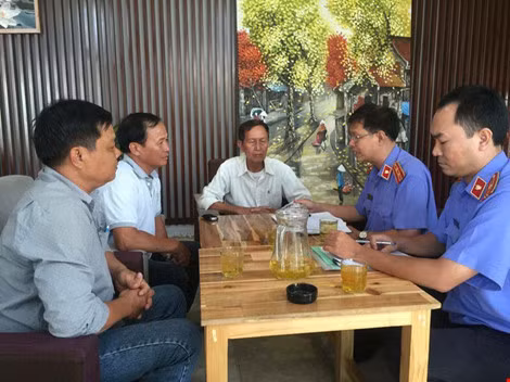 Đại diện VKSND huyện Bình Chánh trao quyết định đình chỉ vụ án, đình chị bị can cho ông Nguyễn Văn Tấn (Ảnh: Pháp luật TPHCM)