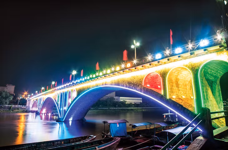 Cầu Ka Long lung linh về đêm.