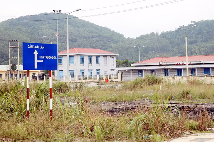Khu nhà điều hành của ga Cái Lân do bị bỏ không nhiều năm cỏ dại mọc um tùm.
