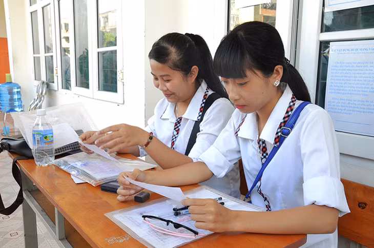 Các thí sinh tranh thủ ôn lại bài trước khi thi