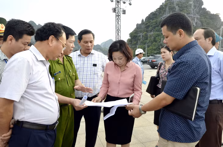 Đồng chí Vũ Thị Thu Thủy, Phó Chủ tịch UBND tỉnh bàn bạc phương án đảm bảo an ninh trật tự với đại diện các cơ quan, đơn vị liên quan.