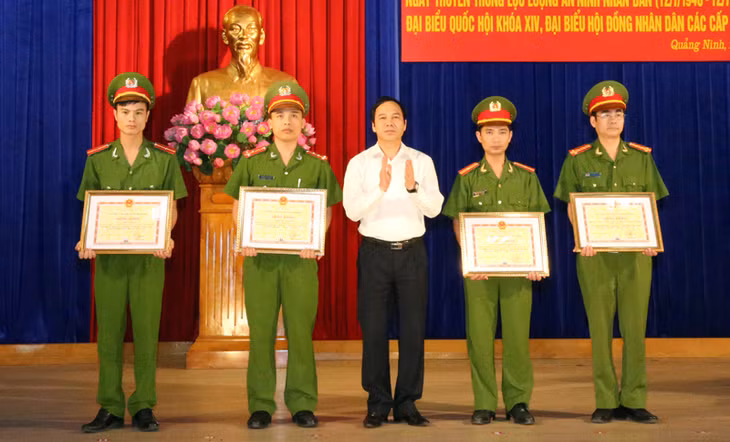 Đồng chí Đặng Huy Hậu, Phó Chủ tịch Thường trực UBND tỉnh trao bằng khen cho tập thể và các cá nhân của Phòng Cảnh sát Môi trường.