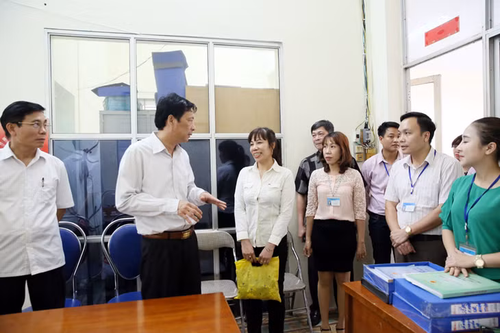 ĐỒng chí Bí thư Tỉnh ủy trò chuyện với cán bộ phường Hà Lầm và ngơời dân đến làm thủ tục hành chính tại phường. 