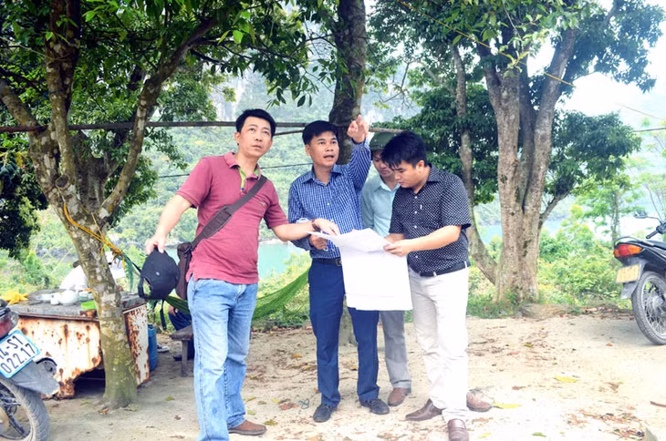 Đoàn công tác liên ngành huyện Vân Đồn kiểm tra hiện trạng sử dụng đất của người dân thuộc ranh giới dự án.