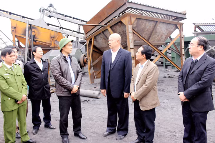 Đoàn công tác của lãnh đạo tỉnh kiểm tra thực tế việc thực hiện Nghị quyết số 12-NQ/TU của BCH Đảng bộ tỉnh tại TX Đông Triều. Ảnh: Bùi Phong (Ban nội chính Tỉnh uỷ)