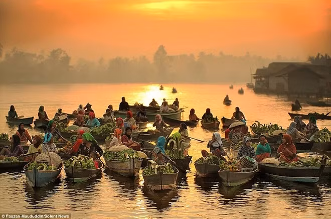 Chợ nổi Lok Baintan nằm ở thành phố Banjarmasin, tỉnh Nam Kalimanta (Indonesia). Cùng với Muara Kuin, Lok Baintan là một trong hai khu chợ nổi nổi tiếng nhất 
