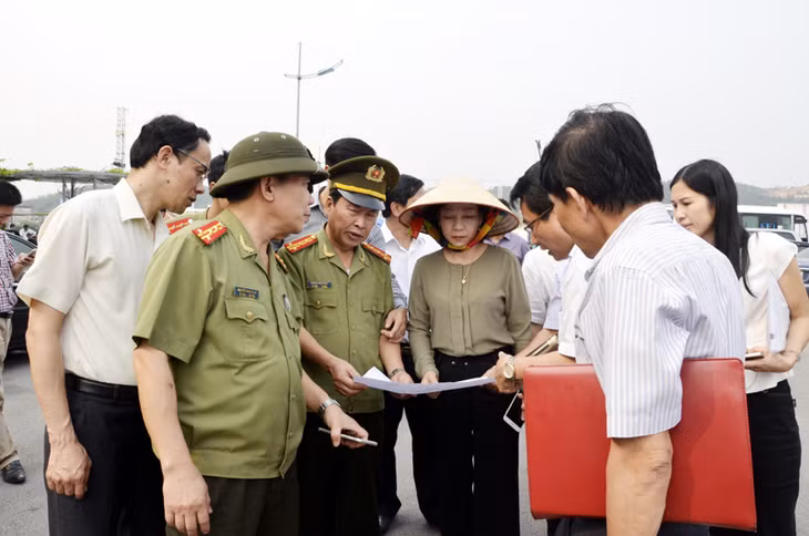 Đoàn công tác bàn phương án phân luồng giao thông trong đêm tổ chức chương trình nghệ thuật Carnaval Hạ Long 2016.