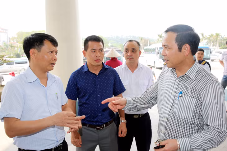 Đồng chí Đặng Huy Hậu, Phó Chủ tịch Thường trực UBND tỉnh yêu cầu Ban quản lý cảng và TP Hạ Long kiểm soát chặt chẽ, nghiêm túc xử lý các trường hợp cố tình tăng giá nếu có.