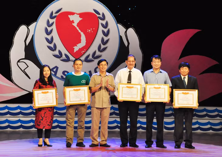 Chương trình cũng tôn vinh những tập thể, cá nhân có nhiều đóng góp, hỗ trợ NTT&TMC. 