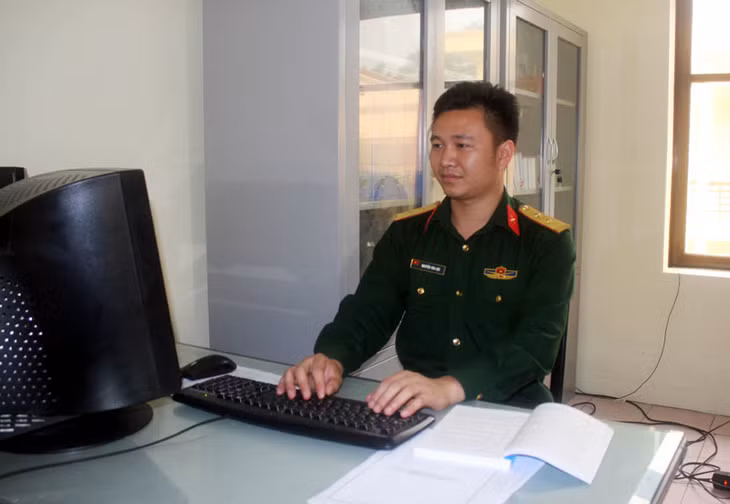 Trung uý Nguyễn Văn Lộc thường xuyên tìm đọc thêm các tài liệu chuyên ngành để nâng cao trình độ.