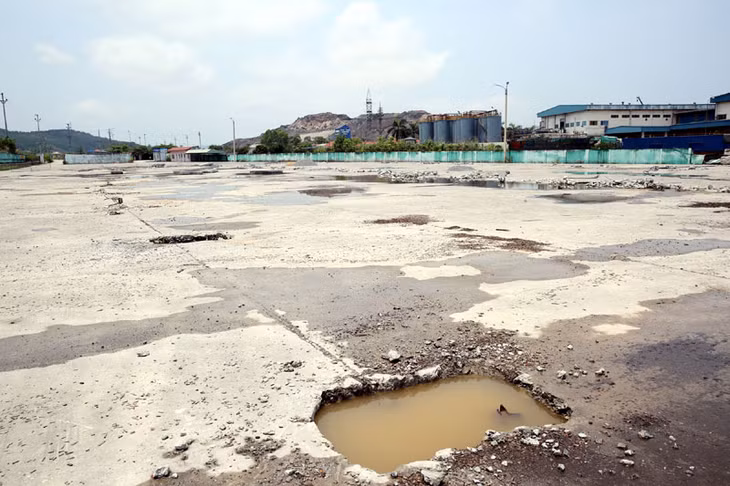 Mặt bằng kho bãi xếp dỡ cảng Cái Lân xuống cấp nghiêm trọng.