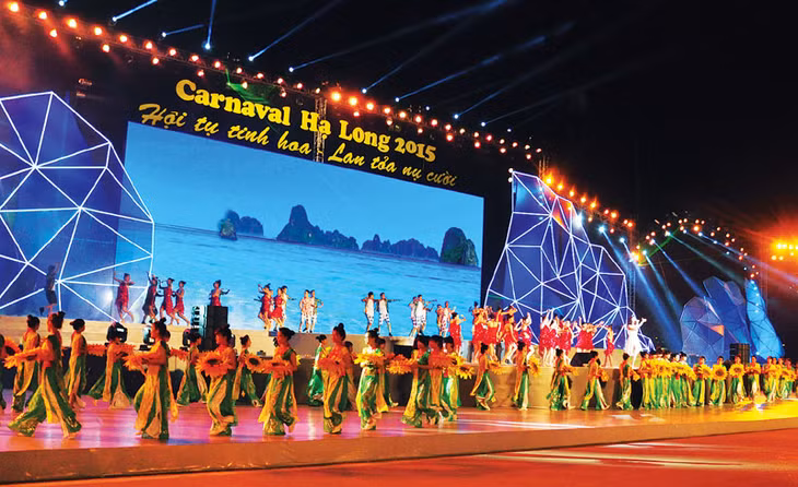 Một tiết mục biểu diễn trên sân khấu tại Carnaval Hạ Long 2015. Ảnh: Thái Bình