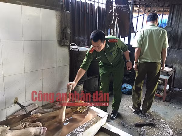 Các sản phẩm không rõ nguồn gốc ngâm trong bể nước.