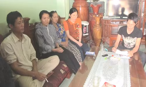 Những người chơi phường ở xã Phú Sơn đang rất hoang mang vì lâm cảnh nợ nần do vỡ hụi. Ảnh: Lam Sơn.