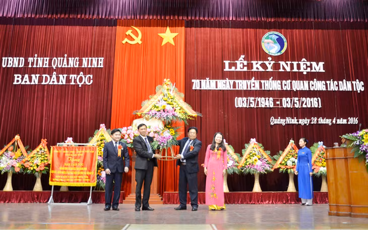 Ông Sơn Minh Thắng, Thứ trưởng, Phó Chủ nhiệm Ủy ban Dân tộc Chính phủ tặng hoa chúc mừng Ban Dân tộc tỉnh