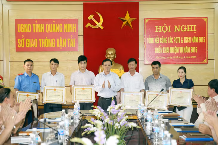 Đồng chí Vũ Văn Khánh, Giám đốc Sở GTVT Quảng Ninh tặng Giấy khen của Sở GTVT cho các đơn vị có thành tích xuất sắc trong công tác PCTT&TKCN năm 2015.