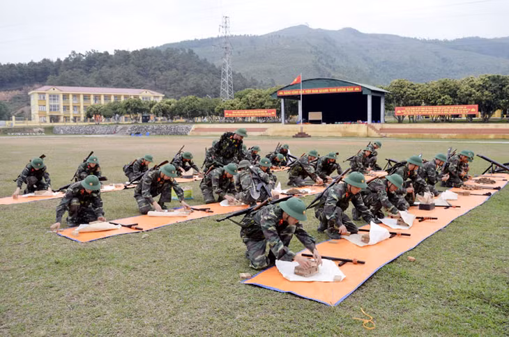 Chiến sĩ Tiểu đoàn Huấn luyện chiến sĩ mới (Trung đoàn 244) thực hiện kỹ thuật gói buộc thuốc nổ.