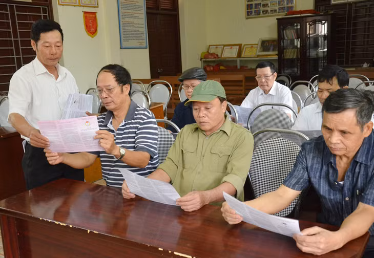 Cán bộ phường Đông Triều phát tài liệu tuyên truyền Luật Bầu cử ĐBQH và đại biểu HĐND năm 2015 và Luật Tổ chức chính quyền địa phương năm 2015 để cử tri nghiên cứu, thực hiện chính xác. 