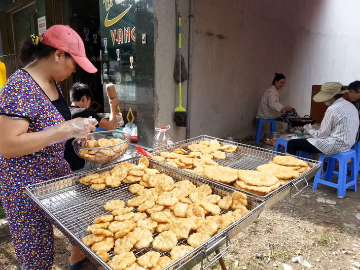Được sử dụng thực phẩm an toàn là quyền cơ bản của mỗi người. Trong ảnh: Một cơ sở sản xuất chả mực an toàn ở phường Hồng Hà, TP Hạ Long.