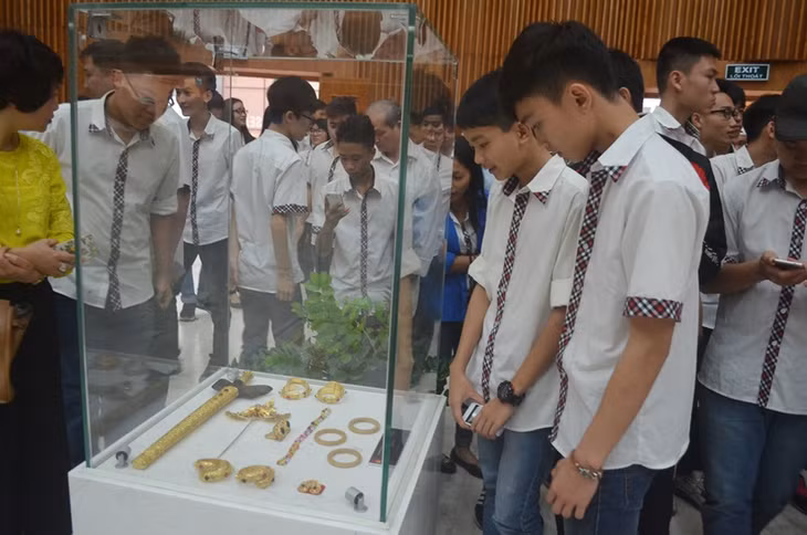 Nhiều học sinh thích thú với hiện vật trang sức độc đáo của cô dâu, chú rể đảo Bali (In-đô-nê-xi-a)