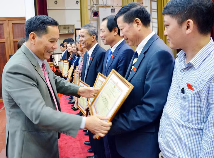 Các tập thể và cá nhân có thành tích xuất sắc trong hoạt động của HĐND thành phố nhiệm kỳ 2011-2016 được khen thưởng. Ảnh: Nguyễn Thanh