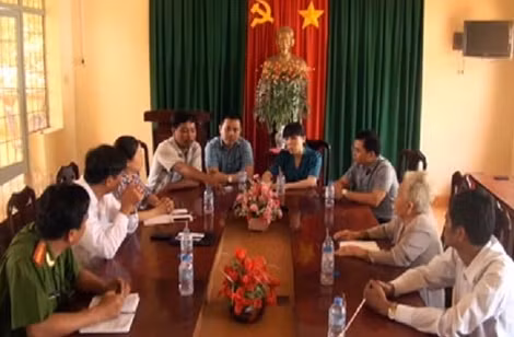 Đại diện Viện Kiểm sát, Công an tiếp xúc với bà Ngọc.