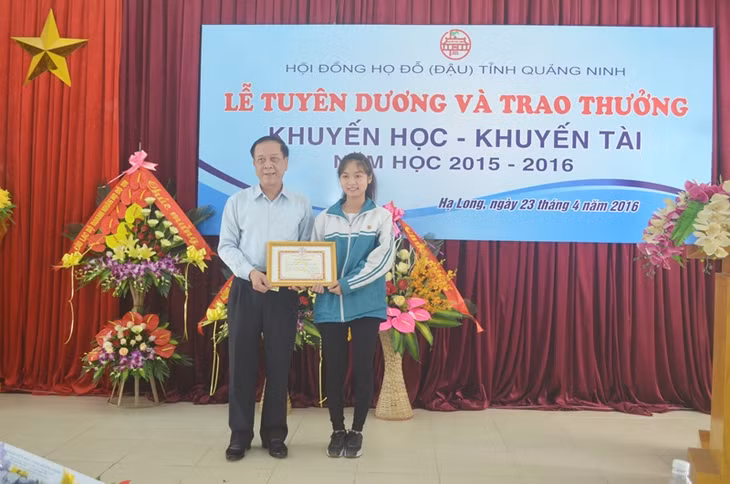 Ông Đỗ Thông, nguyên Phó Chủ tịch UBND tỉnh trao thưởng cho học sinh đoạt giải nhất kỳ thi học sinh giỏi cấp tỉnh năm học 2015-2016.