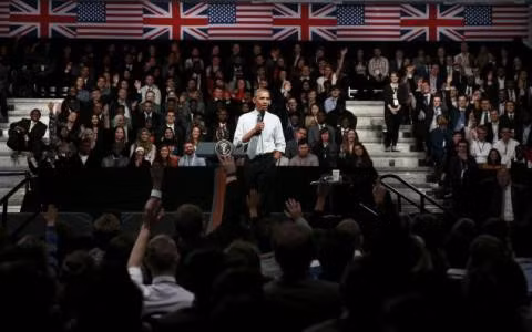 Tổng thống Mỹ Barack Obama (đứng) phát biểu trước các thanh niên Anh ở London. Ảnh Reuters