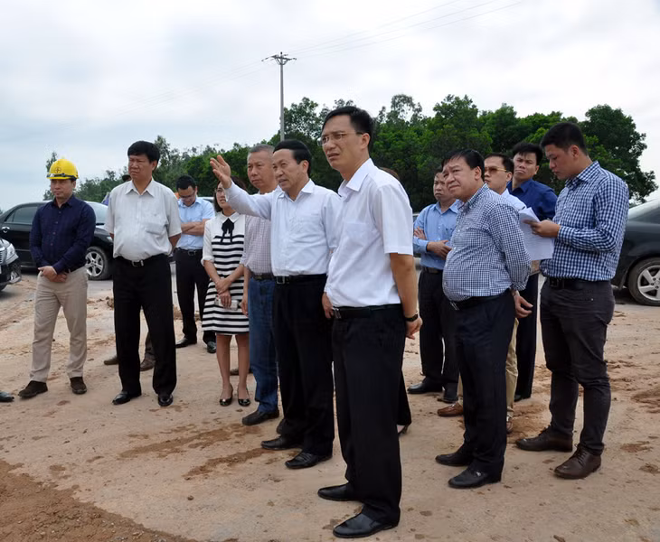 Đồng chí Phó Chủ tịch UBND tỉnh và chủ đầu tư xử lý tình trạng sạt lở chân đồi Ghềnh Võ, KCN Cảng biển Hải Hà