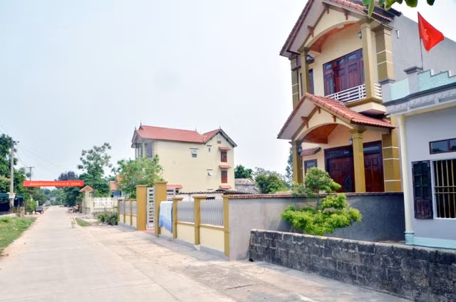 Dãy nhà ở của 16 hộ dân trên đảo Vĩnh Thực thí điểm mô hình du lịch cộng đồng.