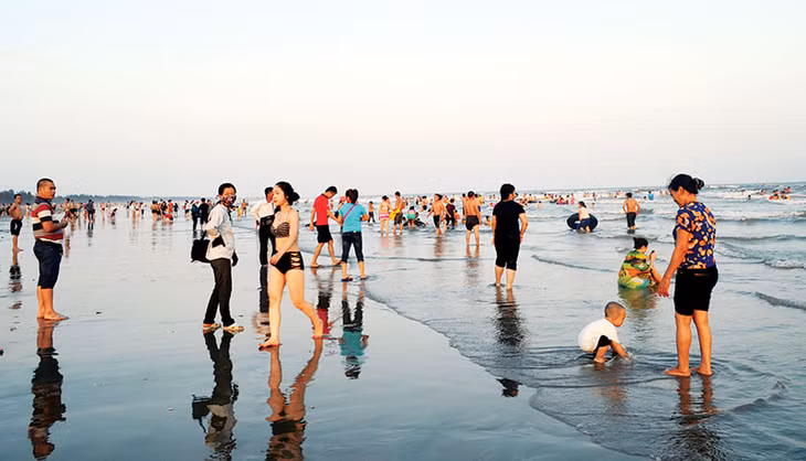 Thỏa thích vui đùa trên bãi biển Trà Cổ.