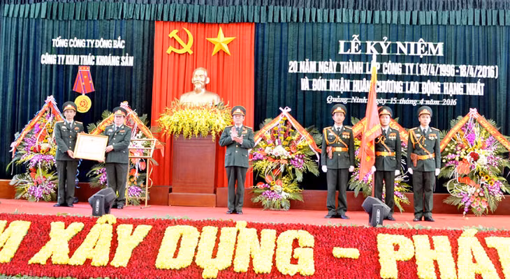 Thiếu tướng Phạm Ngọc Tuyển, Chủ tịch kiêm Tổng Giám đốc Tổng Công ty Đông Bắc thừa uỷ quyền của Chủ tịch nước trao Huân chương Lao Động hạng Nhất cho Công ty TNHH MTV Khai thác khoáng sản, tháng 4-2016.