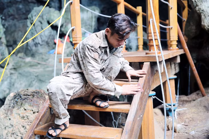 Hệ thống đường dẫn, lan can bằng gỗ trong hang Đầu Gỗ đều được xử lý bằng hoá chất chống mối, mọt, phủ bóng.