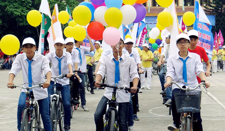 Đông đảo học sinh Trường Văn Lang tham gia lễ diễu hành 