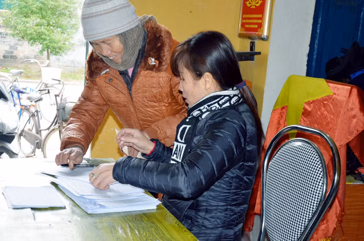 Ngân hàng CSXH TX Đông Triều giải ngân vốn vay cho các hộ nông dân phường Xuân Sơn (TX Đông Triều).