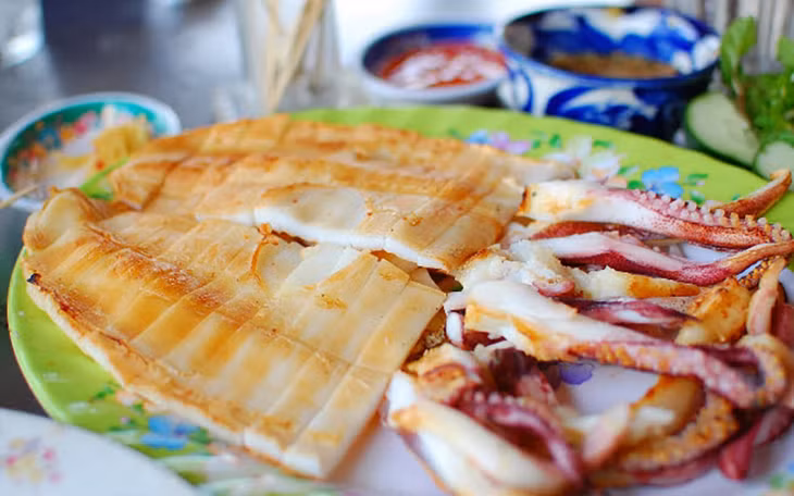 Mực nướng – món đặc sản của Cô Tô do nhà hàng Úy Thanh chế biến.